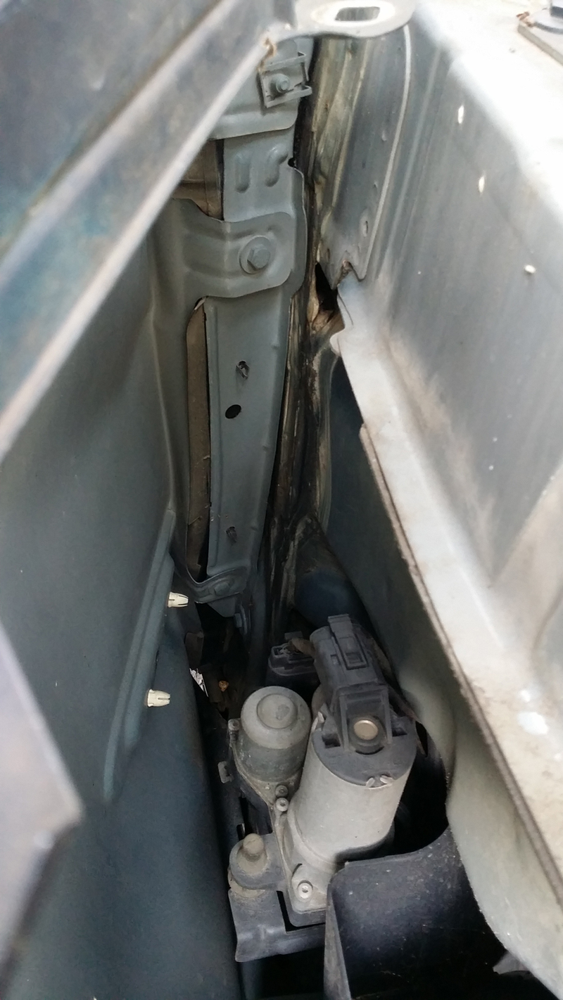 Illustration for article titled Some Idiot Smashed My Mercedes And Here's How I Fixed It Myself